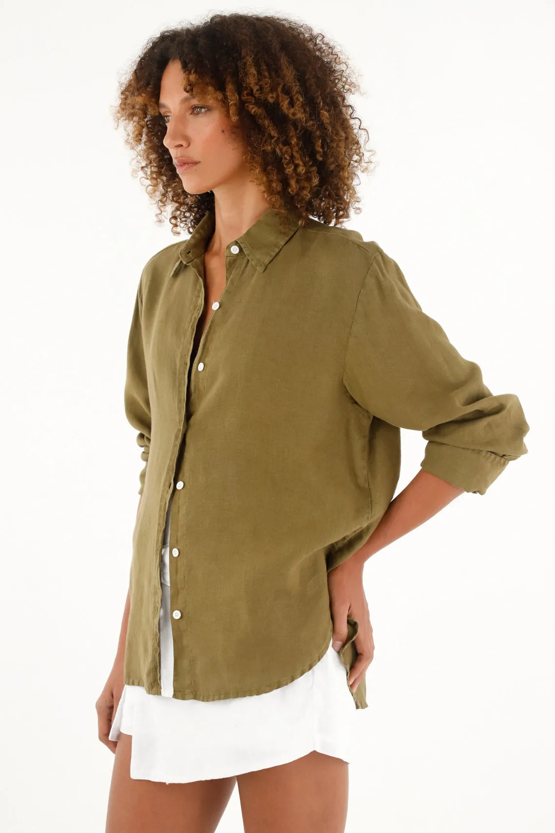 Camisa verde en 100% lino con aberturas para mujer