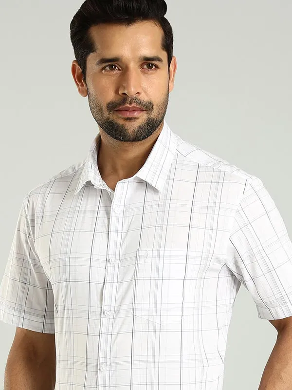 Men Checked Half Sleeve Cotton Blend Shirt