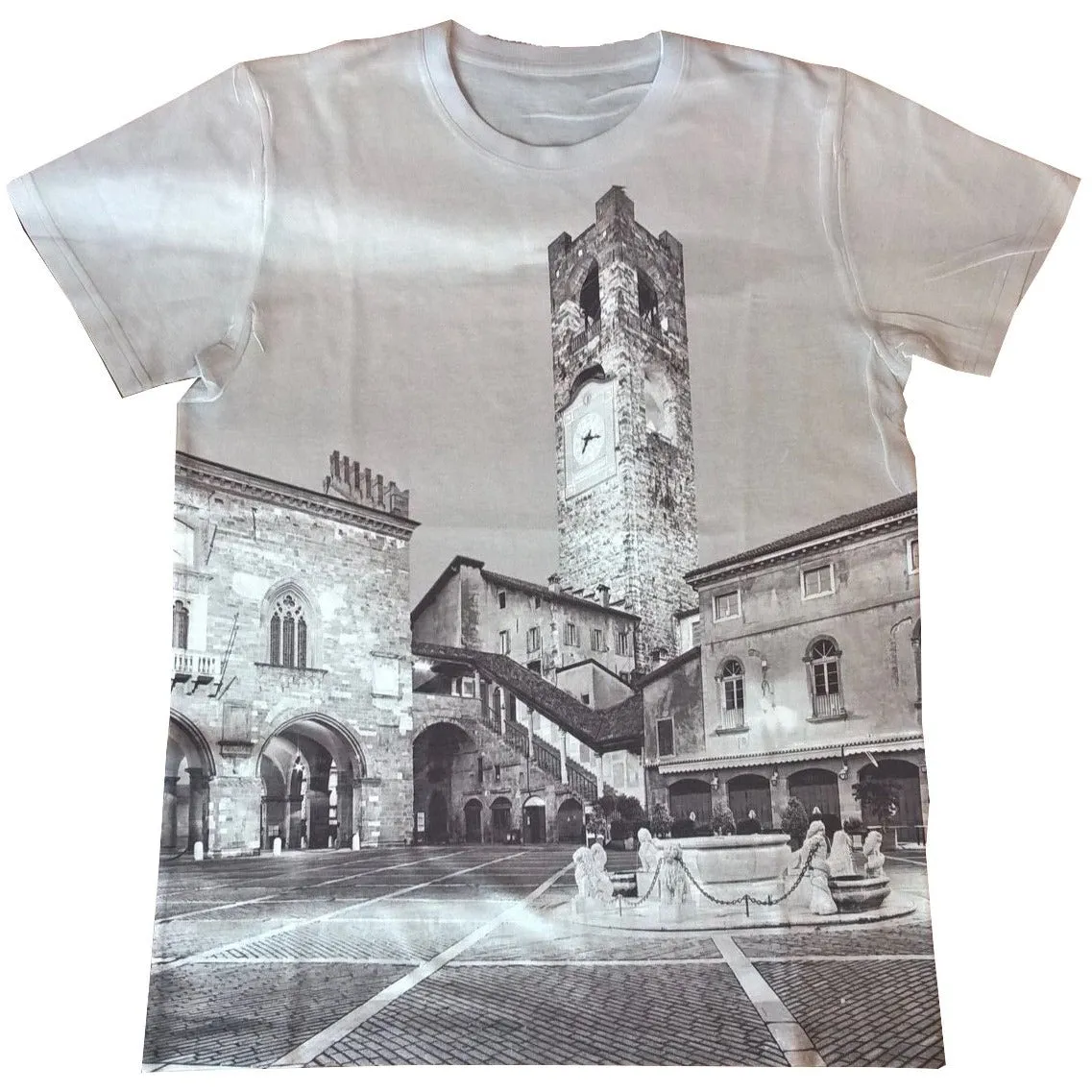 T-shirt BERGAMO, Piazza Vecchia | Stampa all-over, Idea regalo, Fotografia ad alta definizione, dettagli sorprendenti.