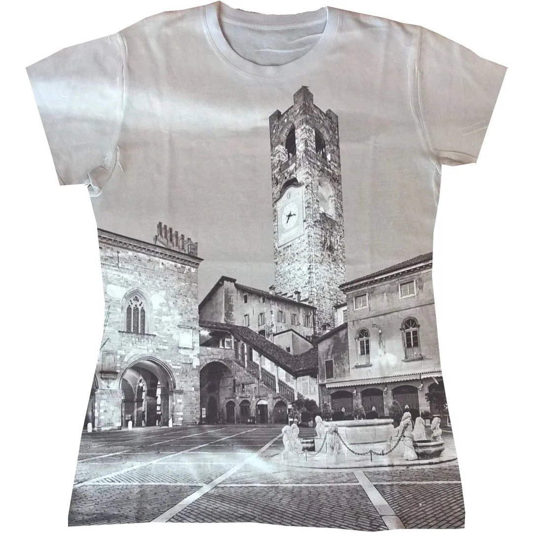 T-shirt BERGAMO, Piazza Vecchia | Stampa all-over, Idea regalo, Fotografia ad alta definizione, dettagli sorprendenti.